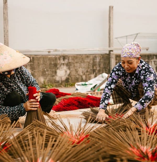 Nghệ nhân làm hương thủ công